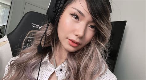 Leena Xu: Hot Asian Gamer 